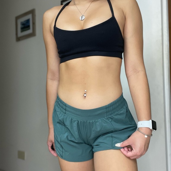 Lululemon hotty hot shorts LR 4β green smoke - Picture 3 of 7